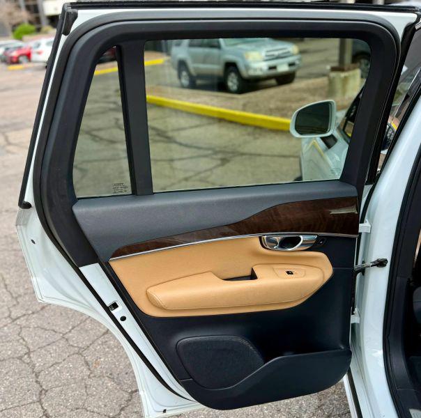 2016 Volvo XC90 T6 Momentum