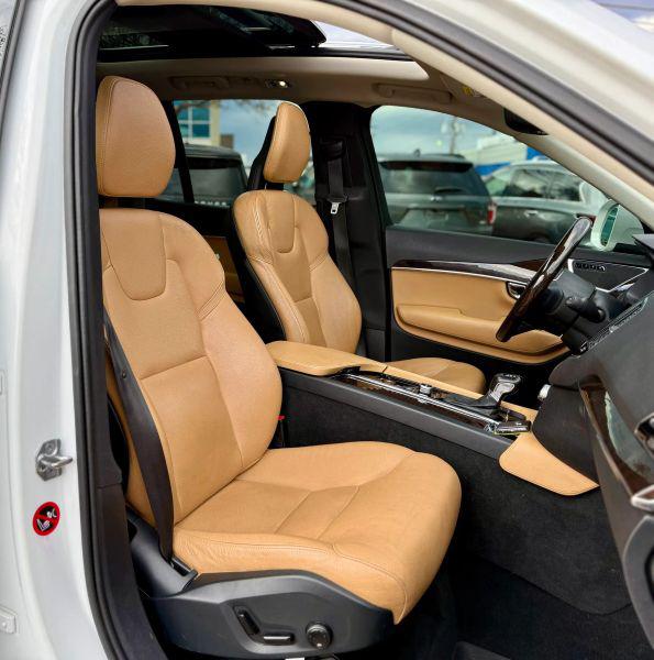 2016 Volvo XC90 T6 Momentum