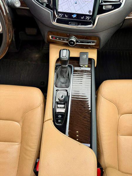 2016 Volvo XC90 T6 Momentum