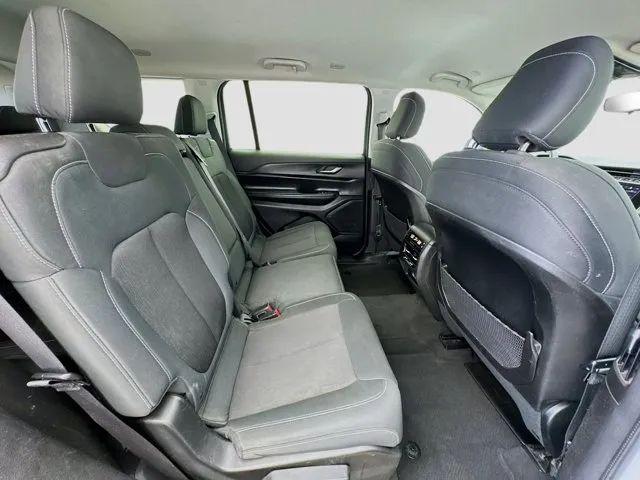 2023 Jeep Grand Cherokee L Laredo 4x4