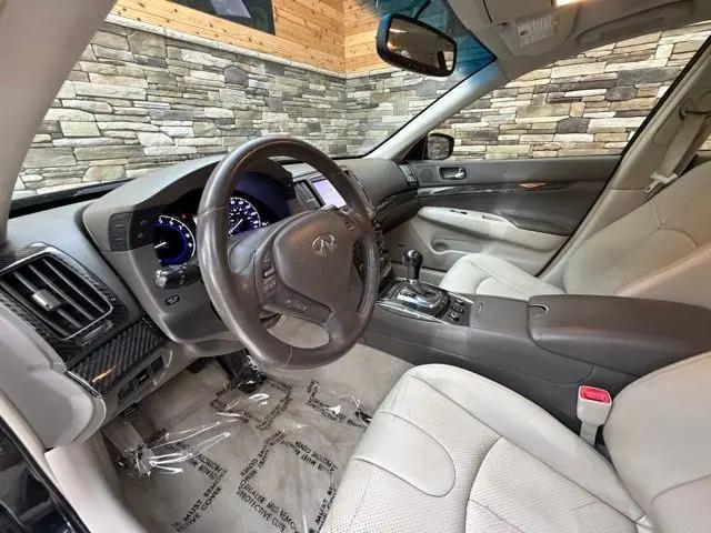 2015 INFINITI Q40 Standard