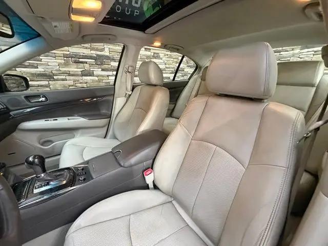 2015 INFINITI Q40 Standard