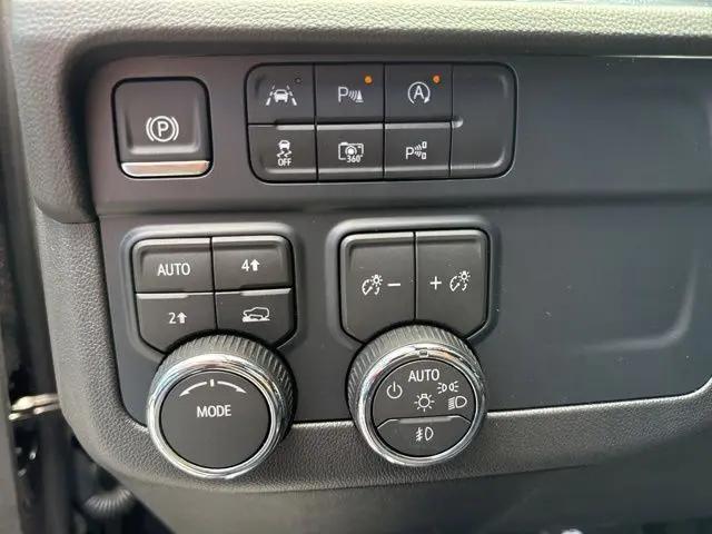 2025 Chevrolet Suburban 4WD Premier