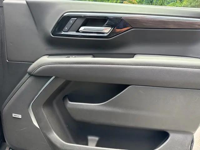 2025 Chevrolet Suburban 4WD Premier
