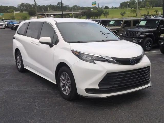 2024 Toyota Sienna LE