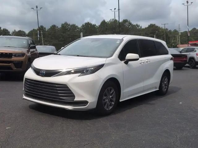 2024 Toyota Sienna LE