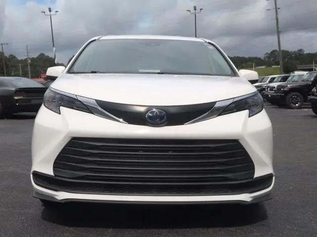 2024 Toyota Sienna LE