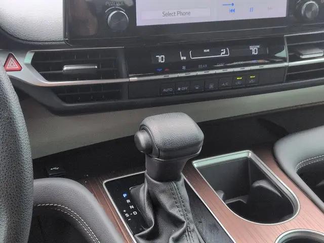 2024 Toyota Sienna LE