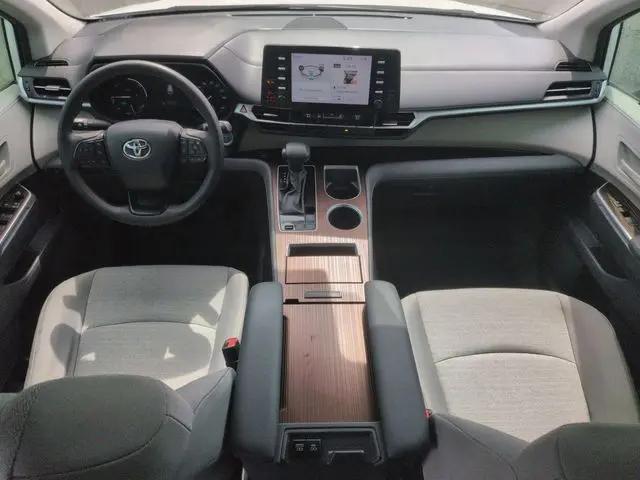 2024 Toyota Sienna LE