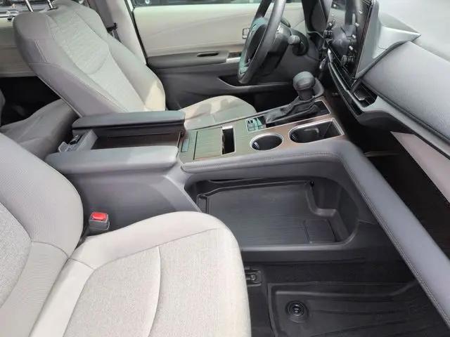 2024 Toyota Sienna LE