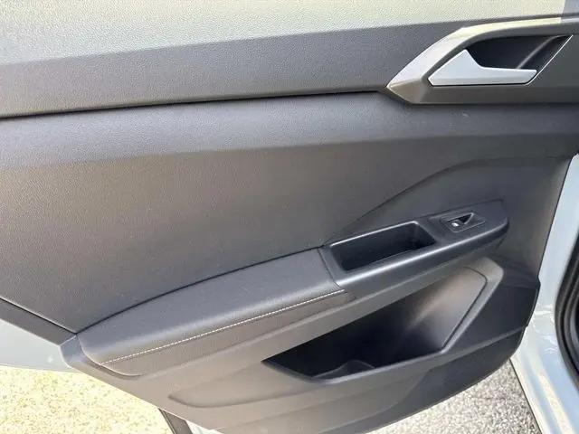 2026 Volkswagen Taos SE Black