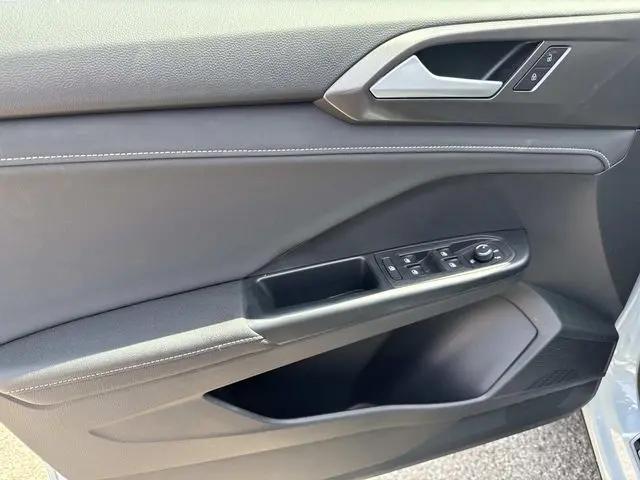 2026 Volkswagen Taos SE Black