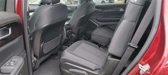 2022 Jeep Grand Cherokee L Laredo 4x2