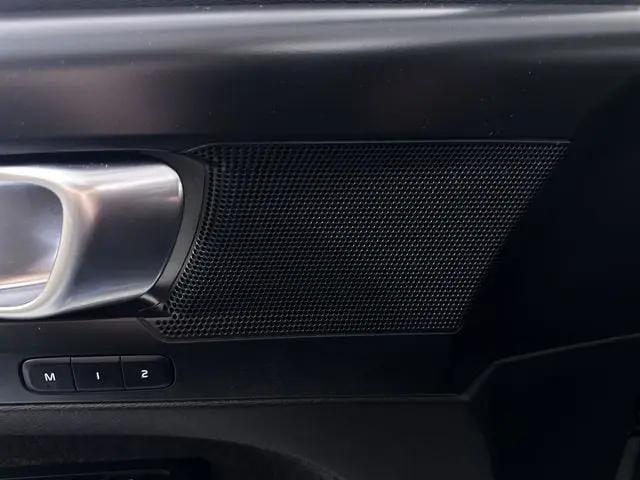 2024 Volvo XC40 B5 Plus Bright Theme