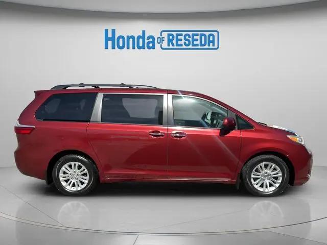 2017 Toyota Sienna XLE 8 Passenger