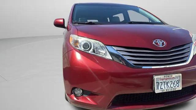 2017 Toyota Sienna XLE 8 Passenger