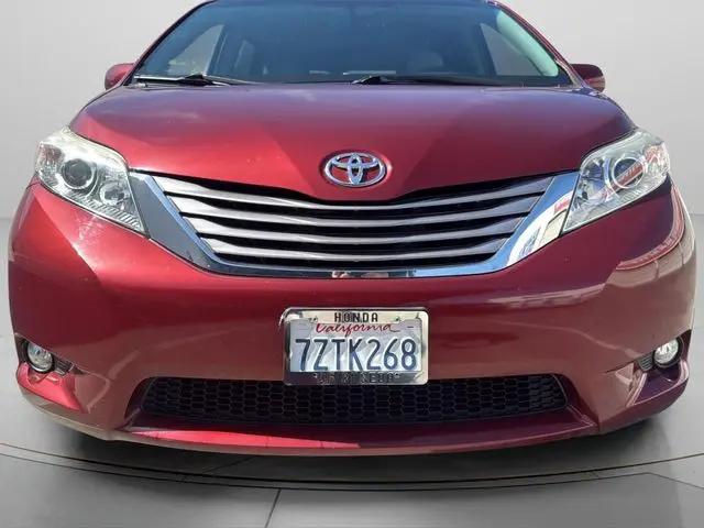 2017 Toyota Sienna XLE 8 Passenger