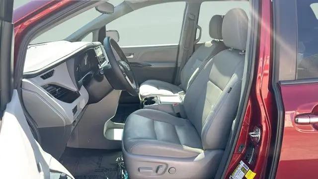 2017 Toyota Sienna XLE 8 Passenger