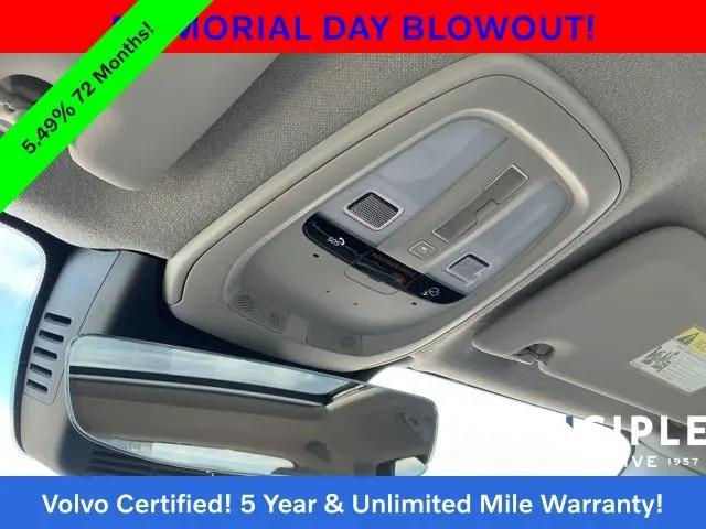 2024 Volvo XC40 B5 Ultimate Bright Theme