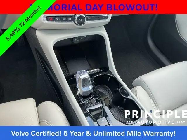 2024 Volvo XC40 B5 Ultimate Bright Theme