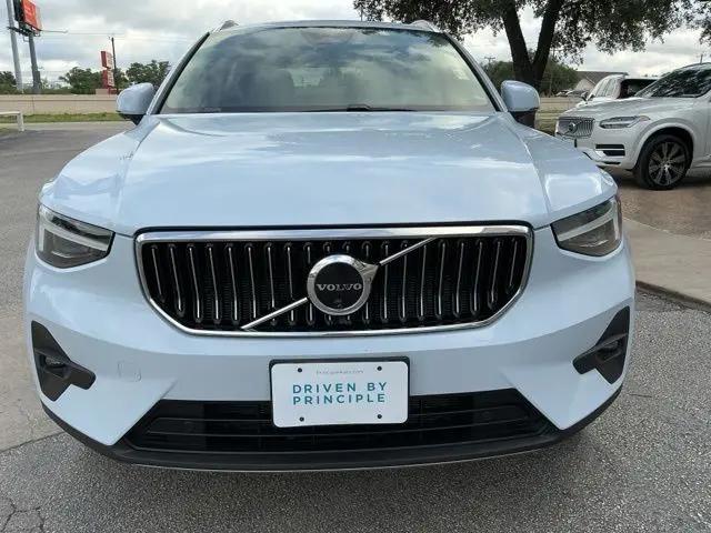 2024 Volvo XC40 B5 Ultimate Bright Theme