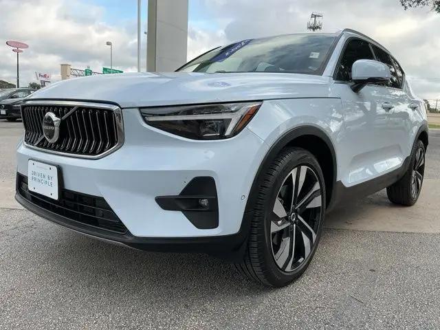 2024 Volvo XC40 B5 Ultimate Bright Theme
