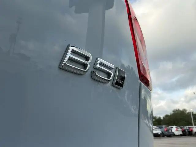 2024 Volvo XC40 B5 Ultimate Bright Theme