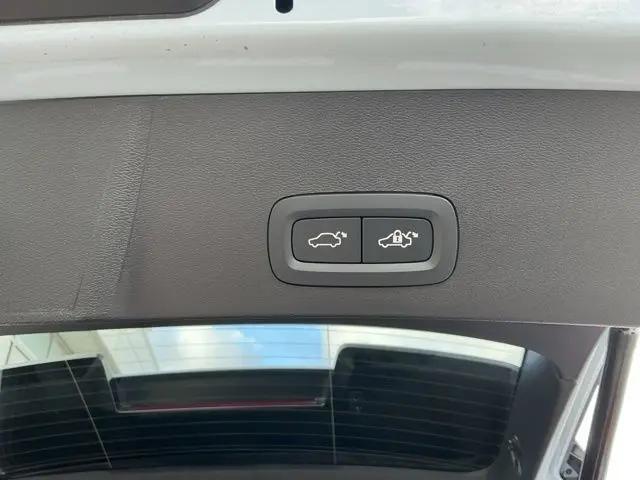 2024 Volvo XC40 B5 Ultimate Bright Theme