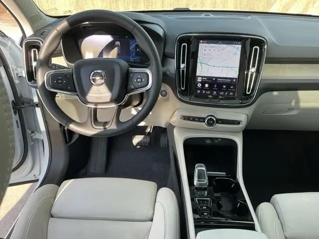2024 Volvo XC40 B5 Ultimate Bright Theme
