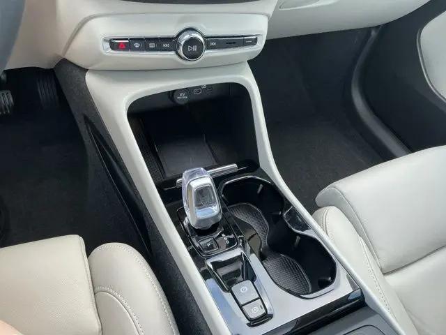 2024 Volvo XC40 B5 Ultimate Bright Theme