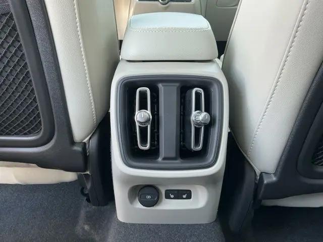 2024 Volvo XC40 B5 Ultimate Bright Theme