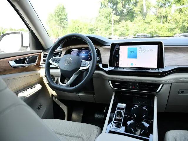 2026 Volkswagen Atlas SE with Technology
