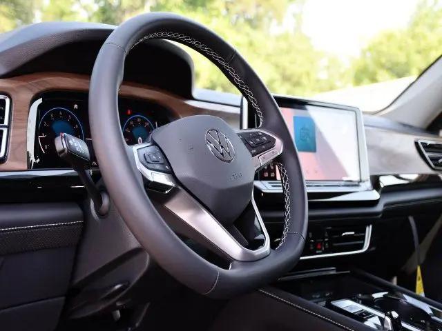 2026 Volkswagen Atlas SE with Technology