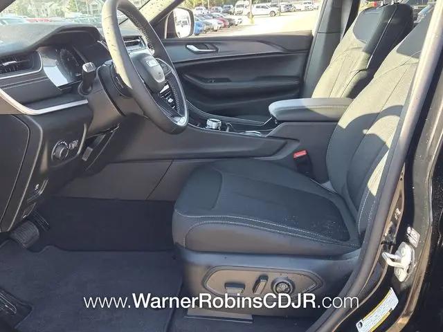 2026 Jeep Grand Cherokee Laredo 4x2