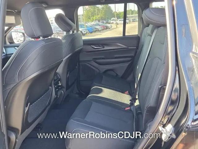 2026 Jeep Grand Cherokee Laredo 4x2
