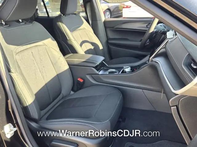 2026 Jeep Grand Cherokee Laredo 4x2