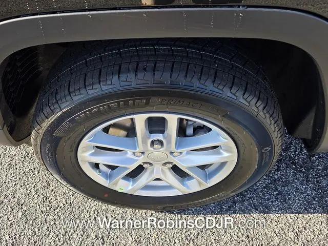 2026 Jeep Grand Cherokee Laredo 4x2