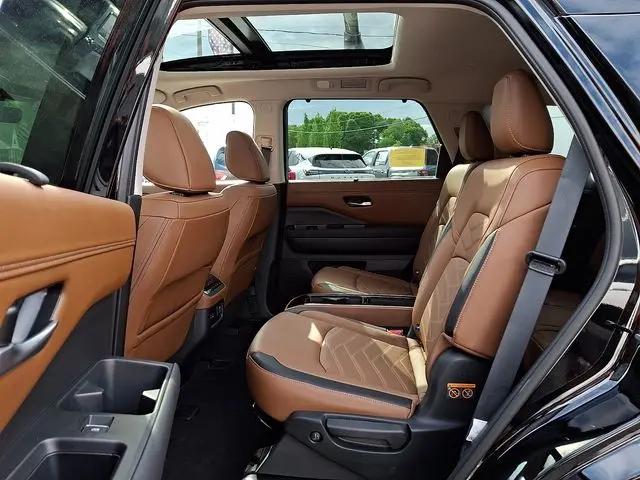 2025 Nissan Pathfinder Platinum 4WD