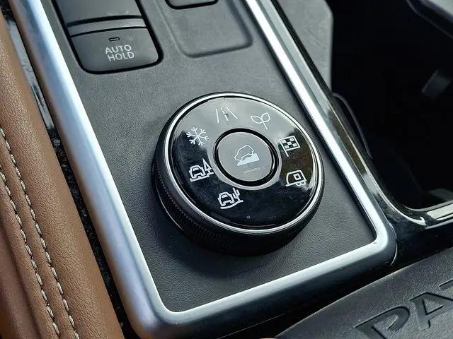2025 Nissan Pathfinder Platinum 4WD