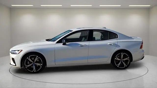 2024 Volvo S60 B5 Core Dark Theme