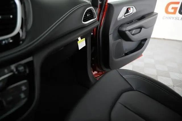 2027 Chrysler Pacifica Select AWD