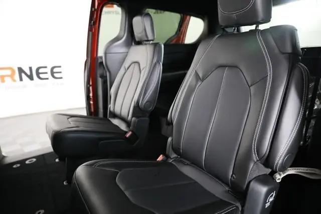 2027 Chrysler Pacifica Select AWD