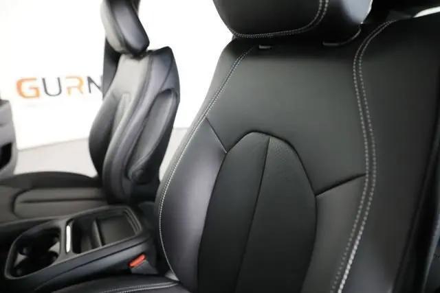 2027 Chrysler Pacifica Select AWD