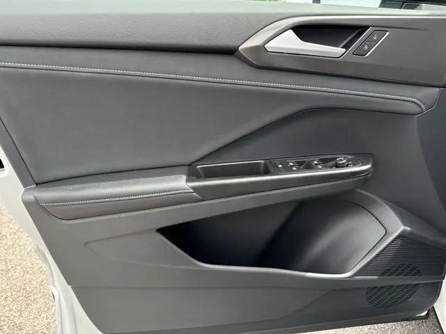 2026 Volkswagen Taos SE Black
