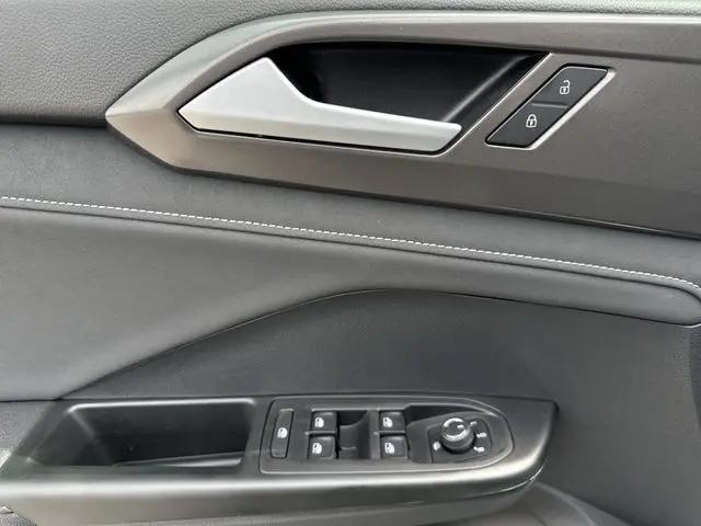2026 Volkswagen Taos SE Black