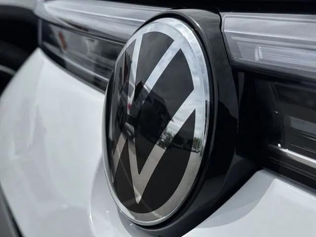 2026 Volkswagen Taos SE Black