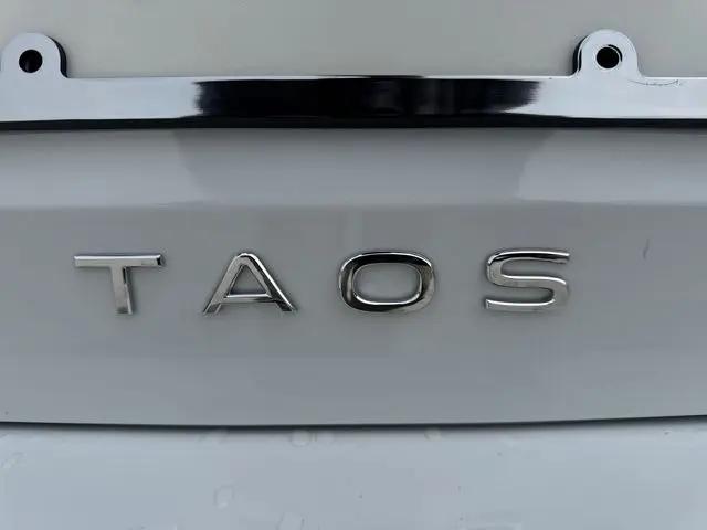 2026 Volkswagen Taos SE Black