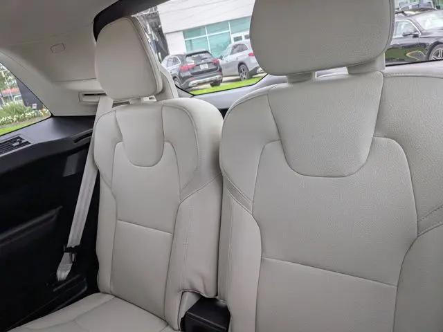 2021 Volvo XC90 T6 Momentum 7 Passenger
