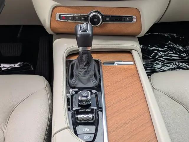 2021 Volvo XC90 T6 Momentum 7 Passenger