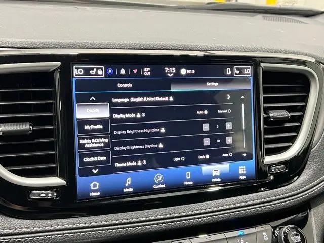 2027 Chrysler Pacifica Select